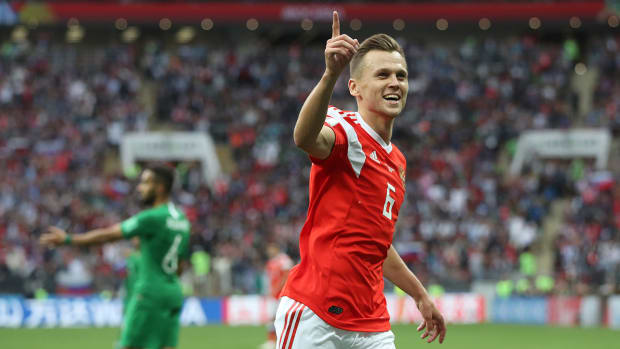 denis_celebrates_for_russia.jpg
